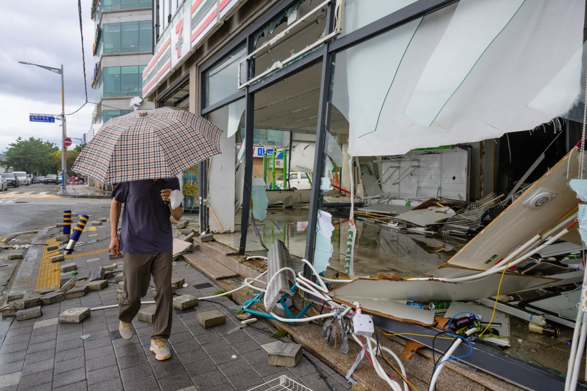 Miền Nam Hàn Quốc &quot;hoang tàn&quot; sau cơn bão lịch sử - Ảnh 18.