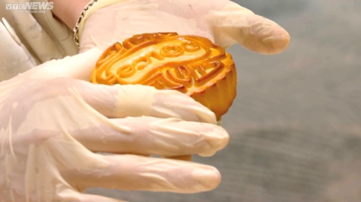 Cận cảnh quy trình dát vàng bánh trung thu siêu sang ở Hà Nội - Ảnh 2.