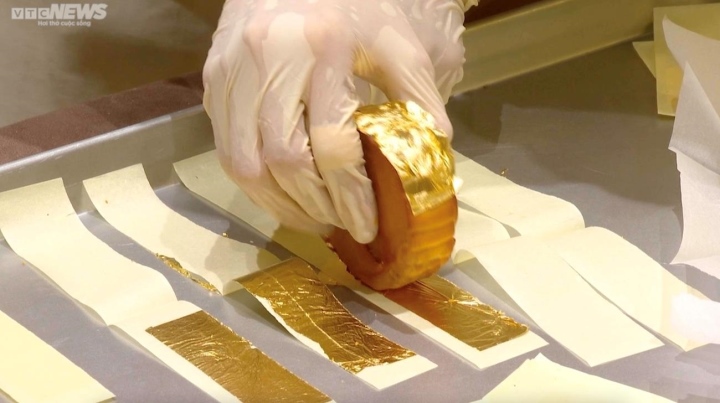 Cận cảnh quy trình dát vàng bánh trung thu siêu sang ở Hà Nội - Ảnh 6.