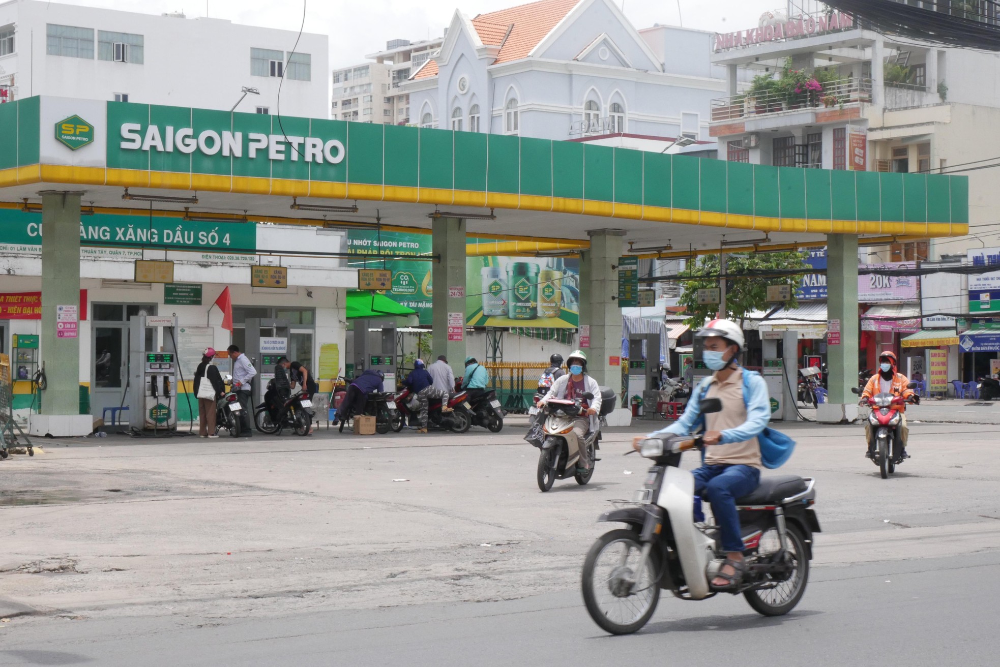 Nhiều cây xăng của Saigon Petro ở TPHCM vẫn hoạt động dù đã bị tước giấy phép - Ảnh 6. Nhiều cây xăng của Saigon Petro ở TPHCM vẫn hoạt động dù đã bị tước giấy phép - Ảnh 6.