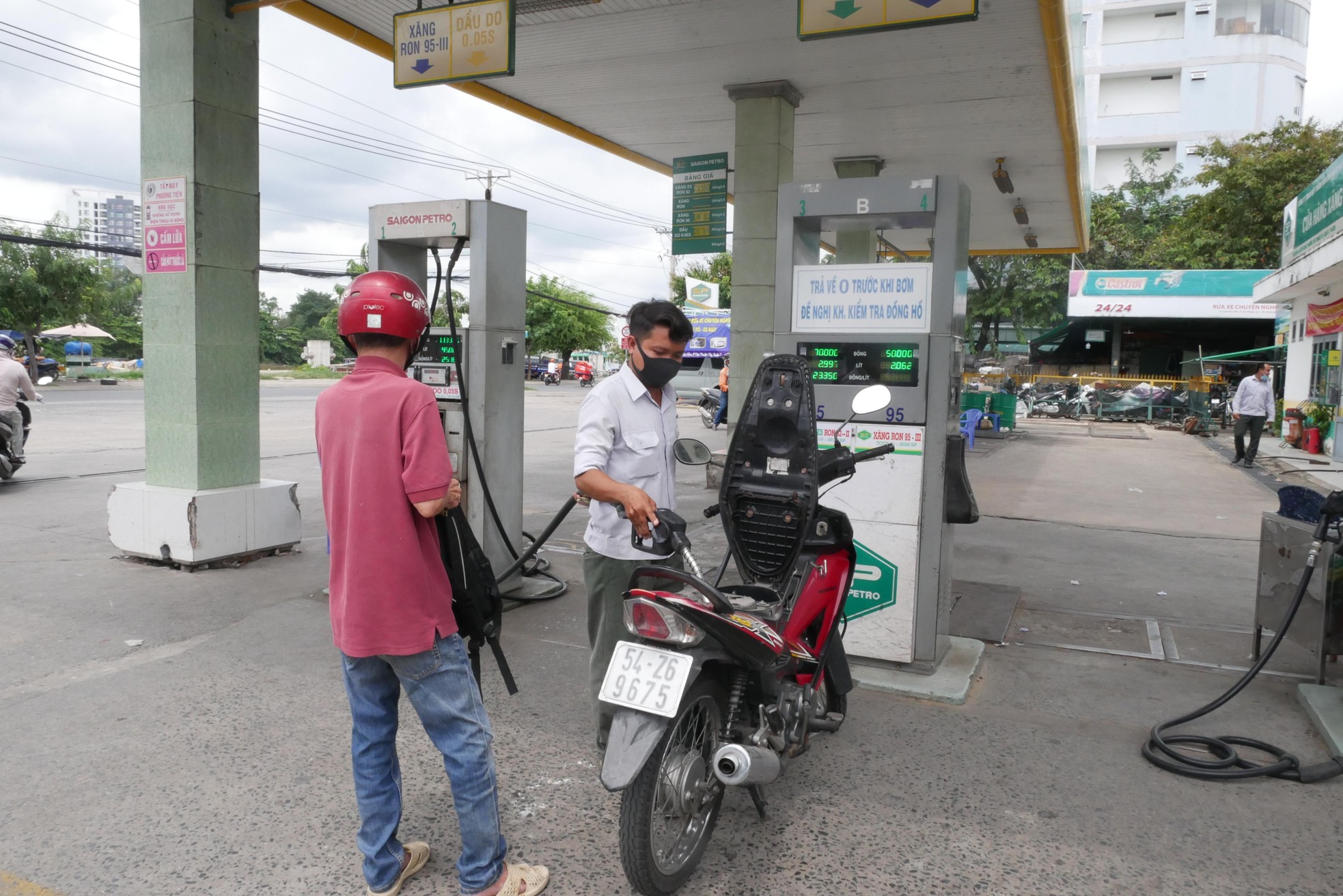 Nhiều cây xăng của Saigon Petro ở TPHCM vẫn hoạt động dù đã bị tước giấy phép - Ảnh 3.