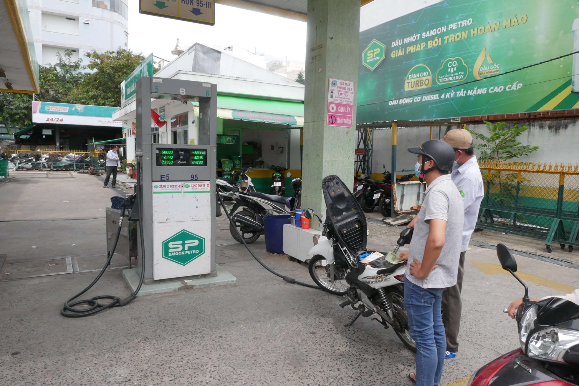 Nhiều cây xăng của Saigon Petro ở TPHCM vẫn hoạt động dù đã bị tước giấy phép - Ảnh 2.