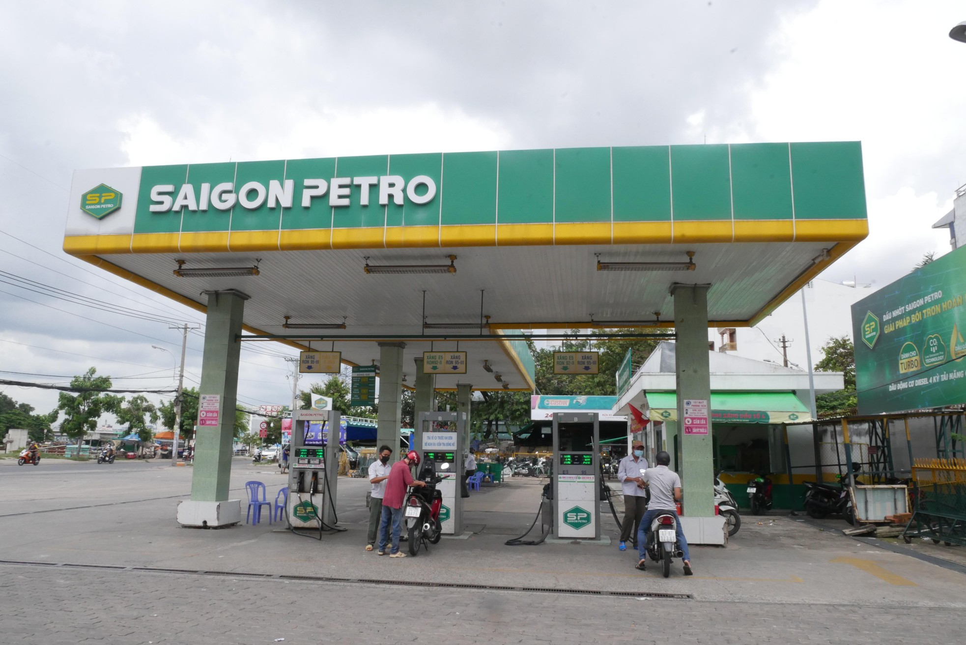 Nhiều cây xăng của Saigon Petro ở TPHCM vẫn hoạt động dù đã bị tước giấy phép - Ảnh 1.