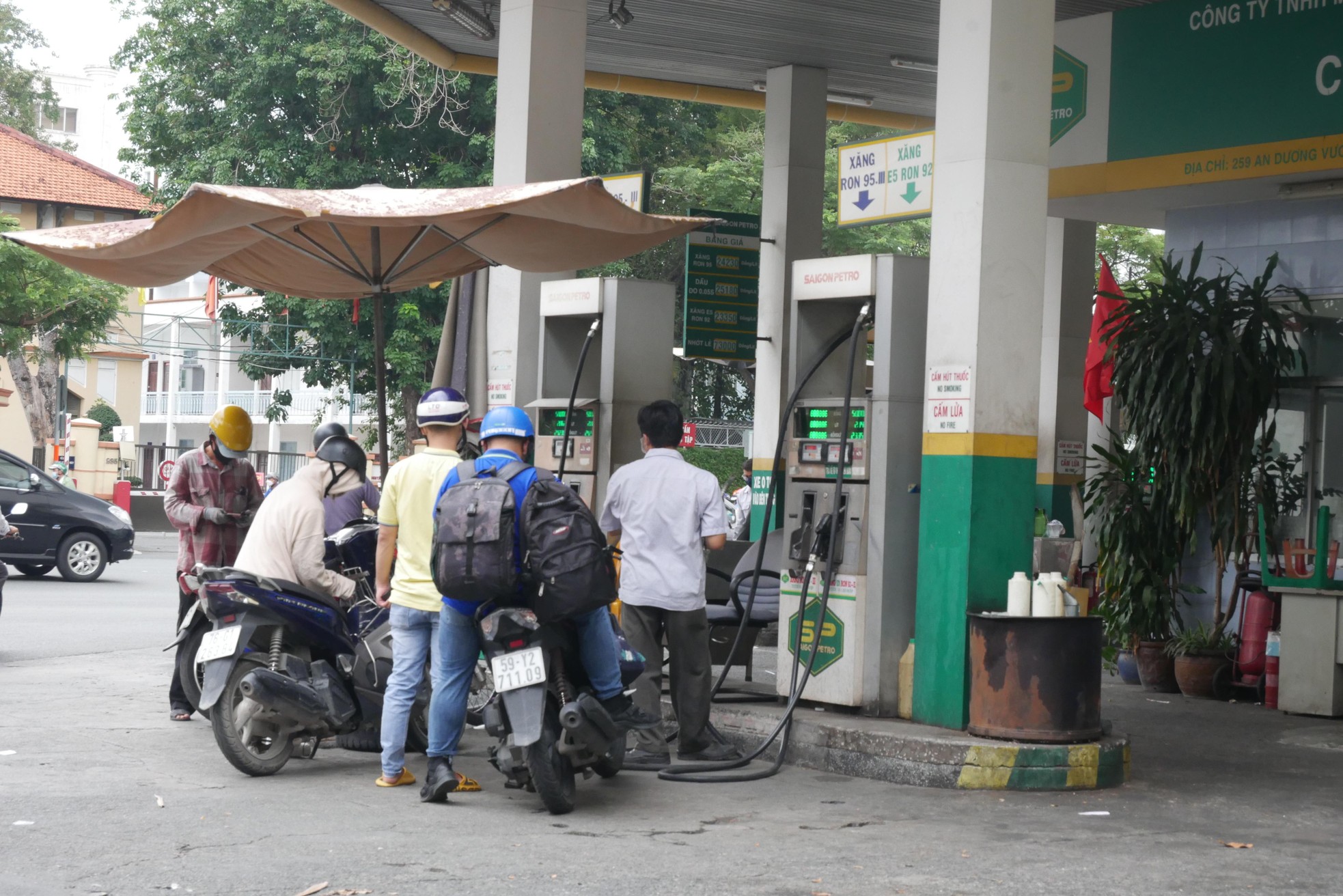 Nhiều cây xăng của Saigon Petro ở TPHCM vẫn hoạt động dù đã bị tước giấy phép - Ảnh 5.