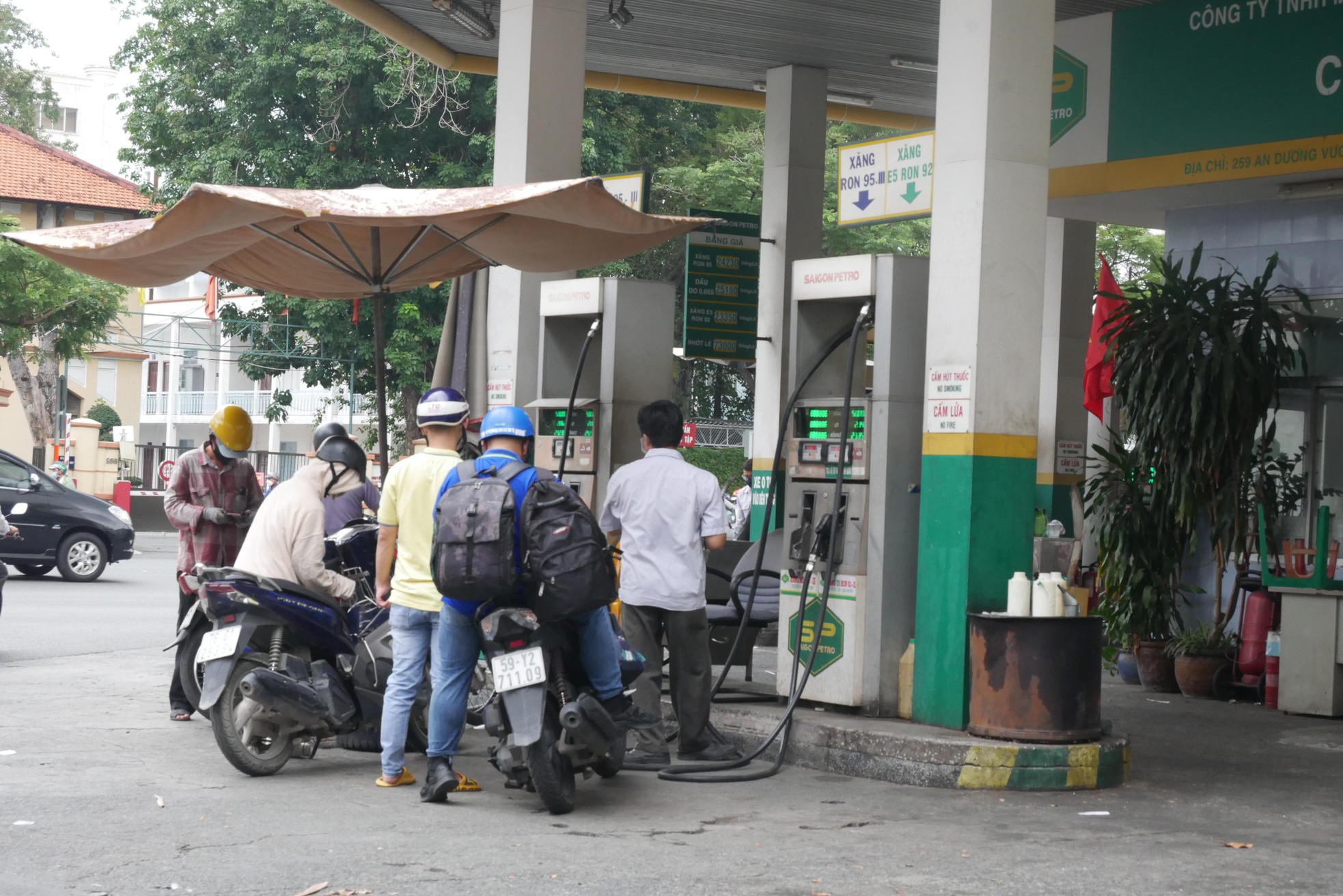 Nhiều cây xăng của Saigon Petro ở TPHCM vẫn hoạt động dù đã bị tước giấy phép - Ảnh 5. Nhiều cây xăng của Saigon Petro ở TPHCM vẫn hoạt động dù đã bị tước giấy phép - Ảnh 5.