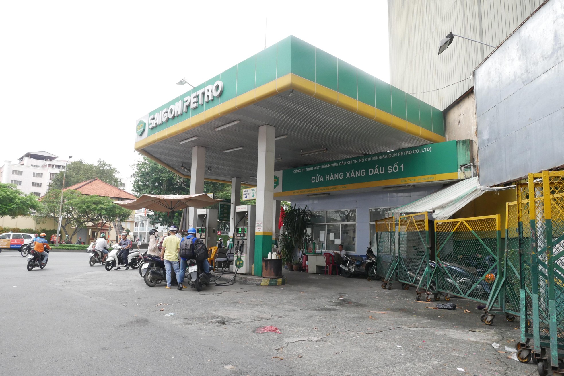 Nhiều cây xăng của Saigon Petro ở TPHCM vẫn hoạt động dù đã bị tước giấy phép - Ảnh 4.