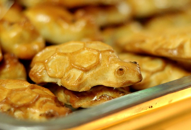 Những hàng bánh Trung thu đúng chất cổ truyền và mang đậm 'hương vị xưa' tại Hà Nội - Ảnh 16.