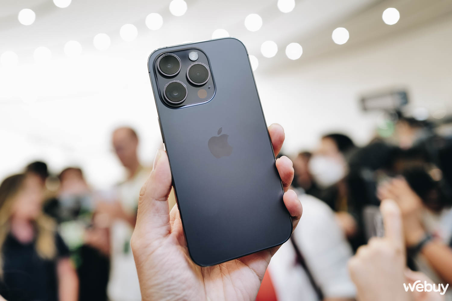 Cận cảnh iPhone 14 Pro tại sự kiện Apple: Thiết kế 'Dynamic Island', màu tím mới, loại bỏ khay SIM, giá không đổi - Ảnh 1.