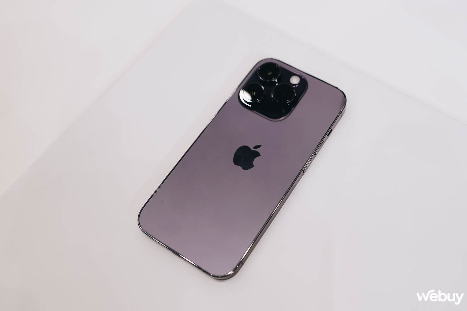 Cận cảnh iPhone 14 Pro tại sự kiện Apple: Thiết kế 'Dynamic Island', màu tím mới, loại bỏ khay SIM, giá không đổi - Ảnh 2.