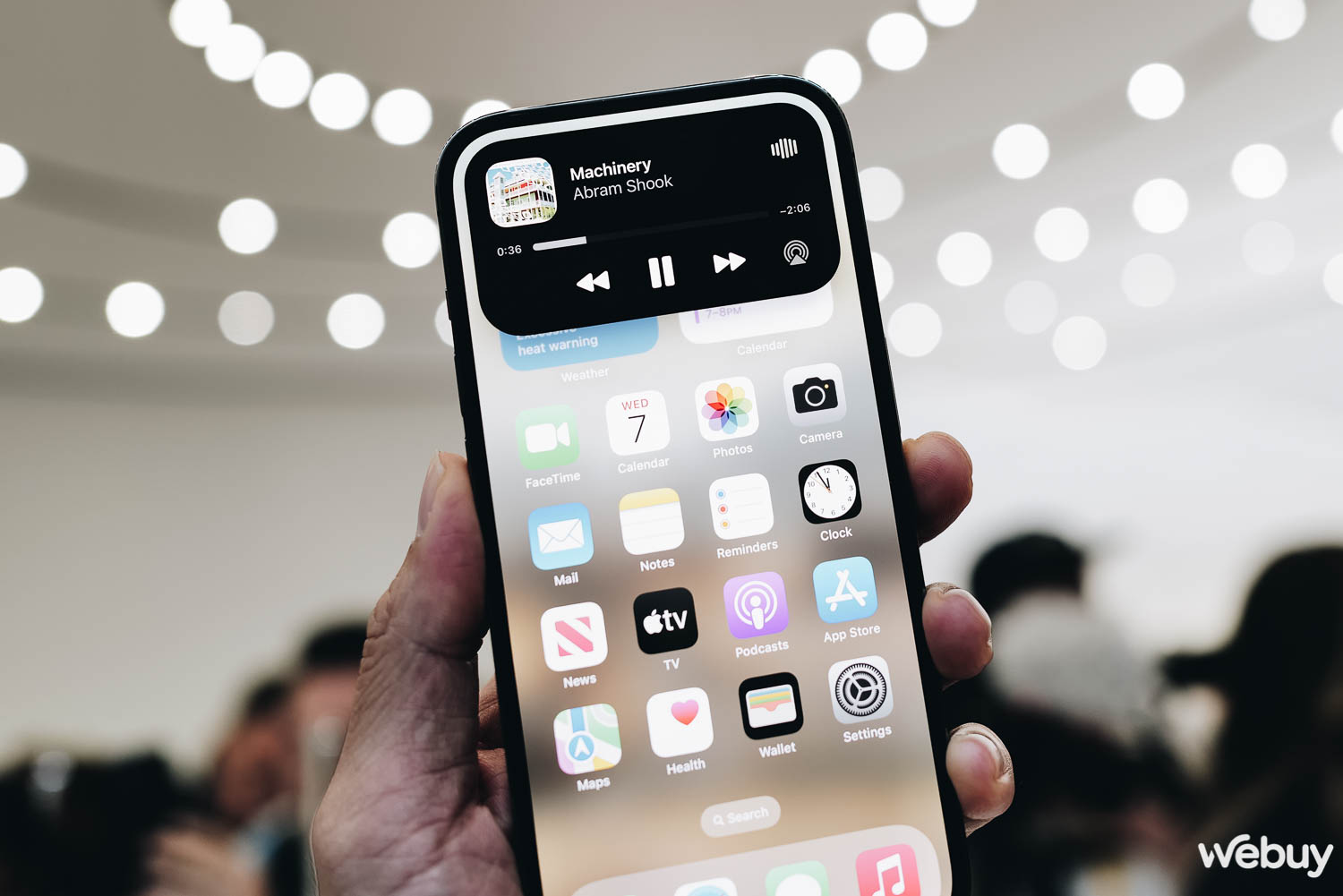 Cận cảnh iPhone 14 Pro tại sự kiện Apple: Thiết kế 'Dynamic Island', màu tím mới, loại bỏ khay SIM, giá không đổi - Ảnh 7.