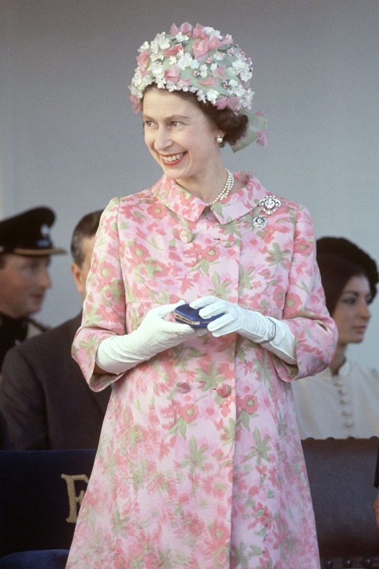 Bí mật đằng sau gu thời trang của Nữ hoàng Anh trong 70 năm trị vì: Dùng trang phục để thể hiện quyền lực - Ảnh 10.