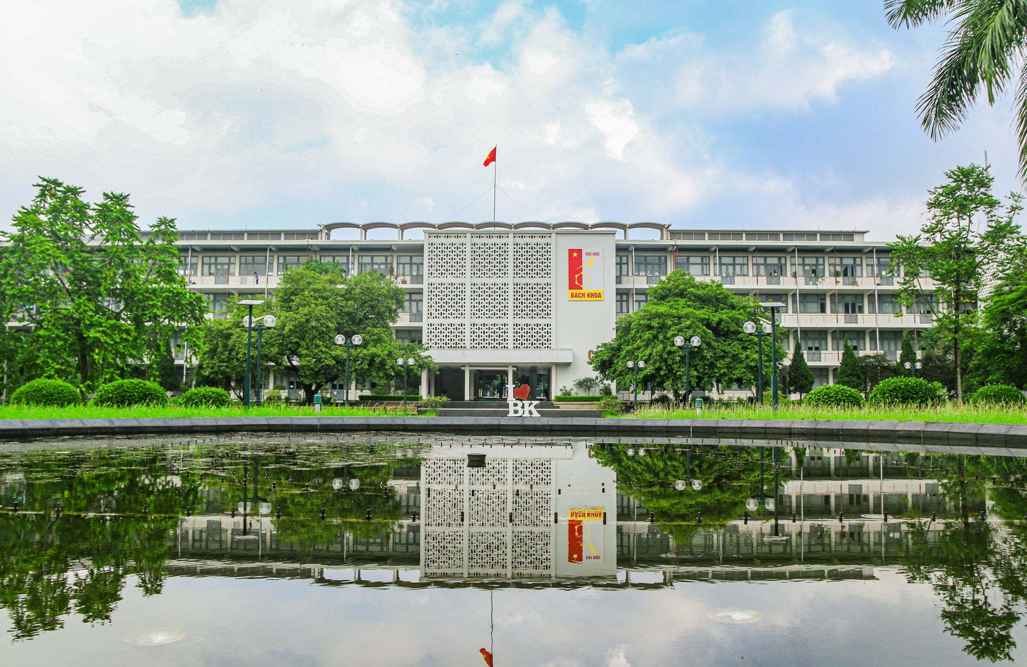 Trường đại học rộng nhất trung tâm Hà Nội, sinh viên phải tra bản đồ để tìm đường - Ảnh 1.