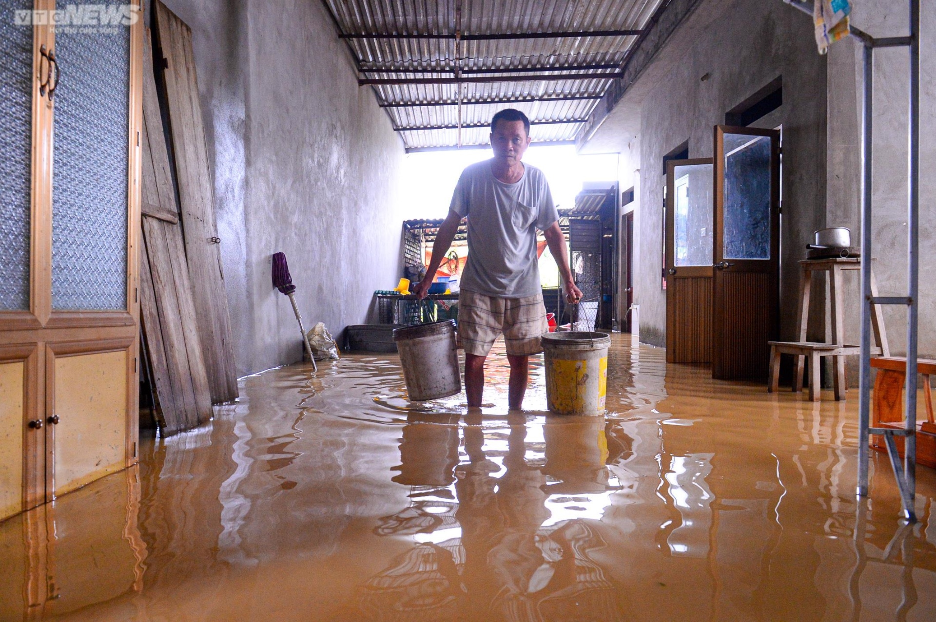 Ảnh: Xã ngoại thành ở Hà Nội cứ mưa là ngập, dân chèo thuyền trên đường làng - Ảnh 14.