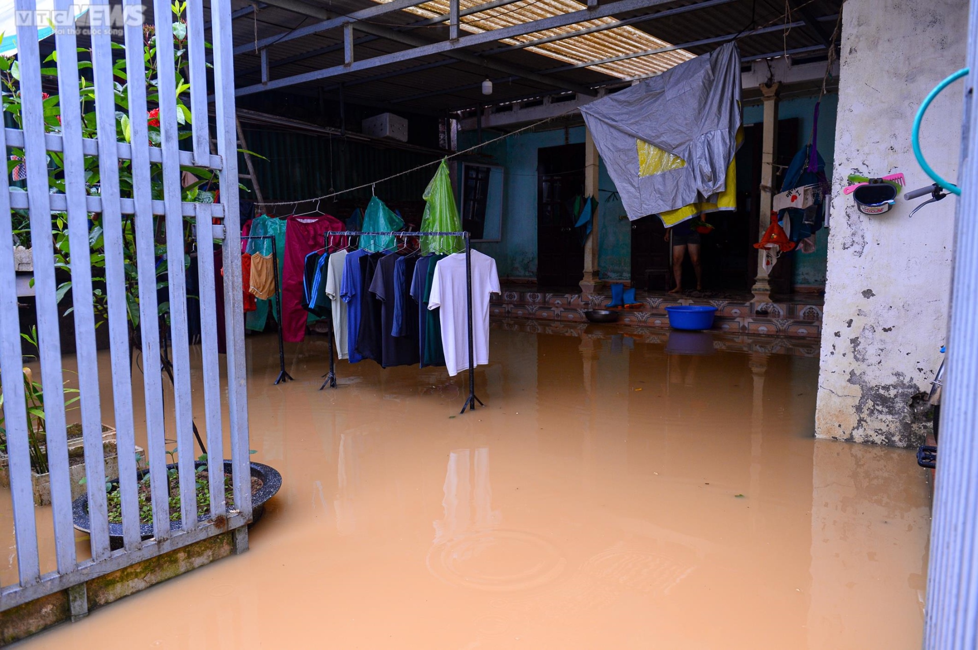 Ảnh: Xã ngoại thành ở Hà Nội cứ mưa là ngập, dân chèo thuyền trên đường làng - Ảnh 11.