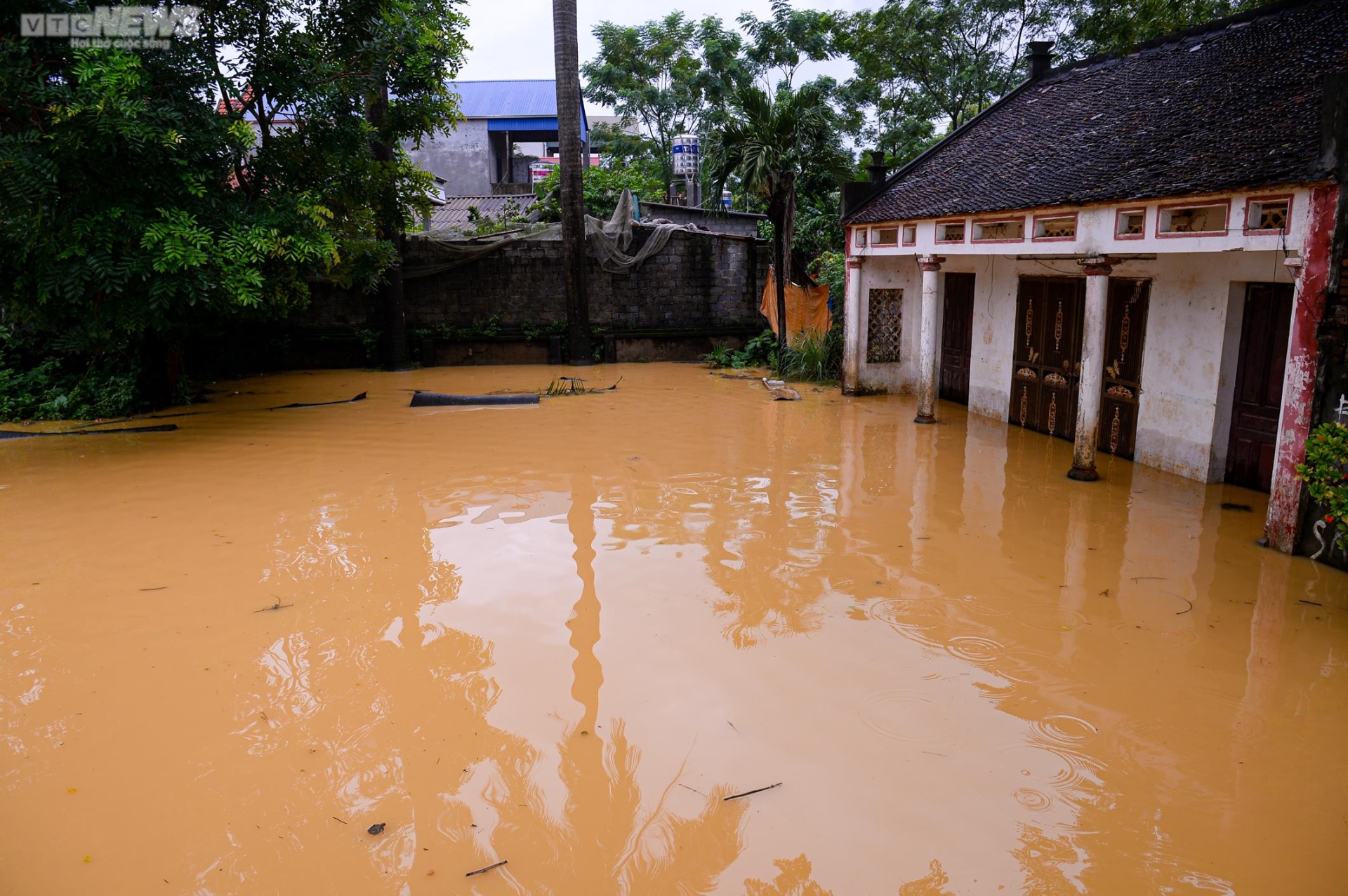 Ảnh: Xã ngoại thành ở Hà Nội cứ mưa là ngập, dân chèo thuyền trên đường làng - Ảnh 18.