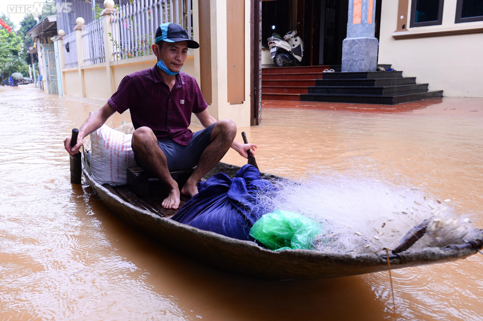 Ảnh: Xã ngoại thành ở Hà Nội cứ mưa là ngập, dân chèo thuyền trên đường làng - Ảnh 15.