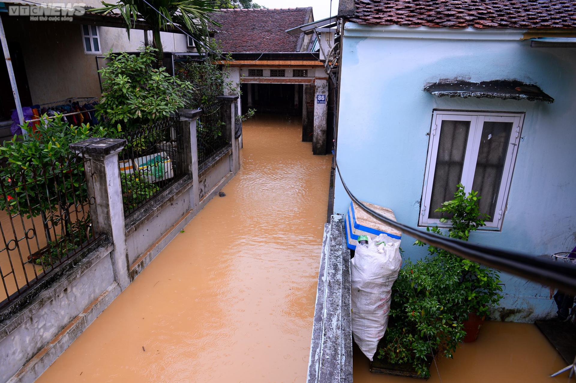 Ảnh: Xã ngoại thành ở Hà Nội cứ mưa là ngập, dân chèo thuyền trên đường làng - Ảnh 2.