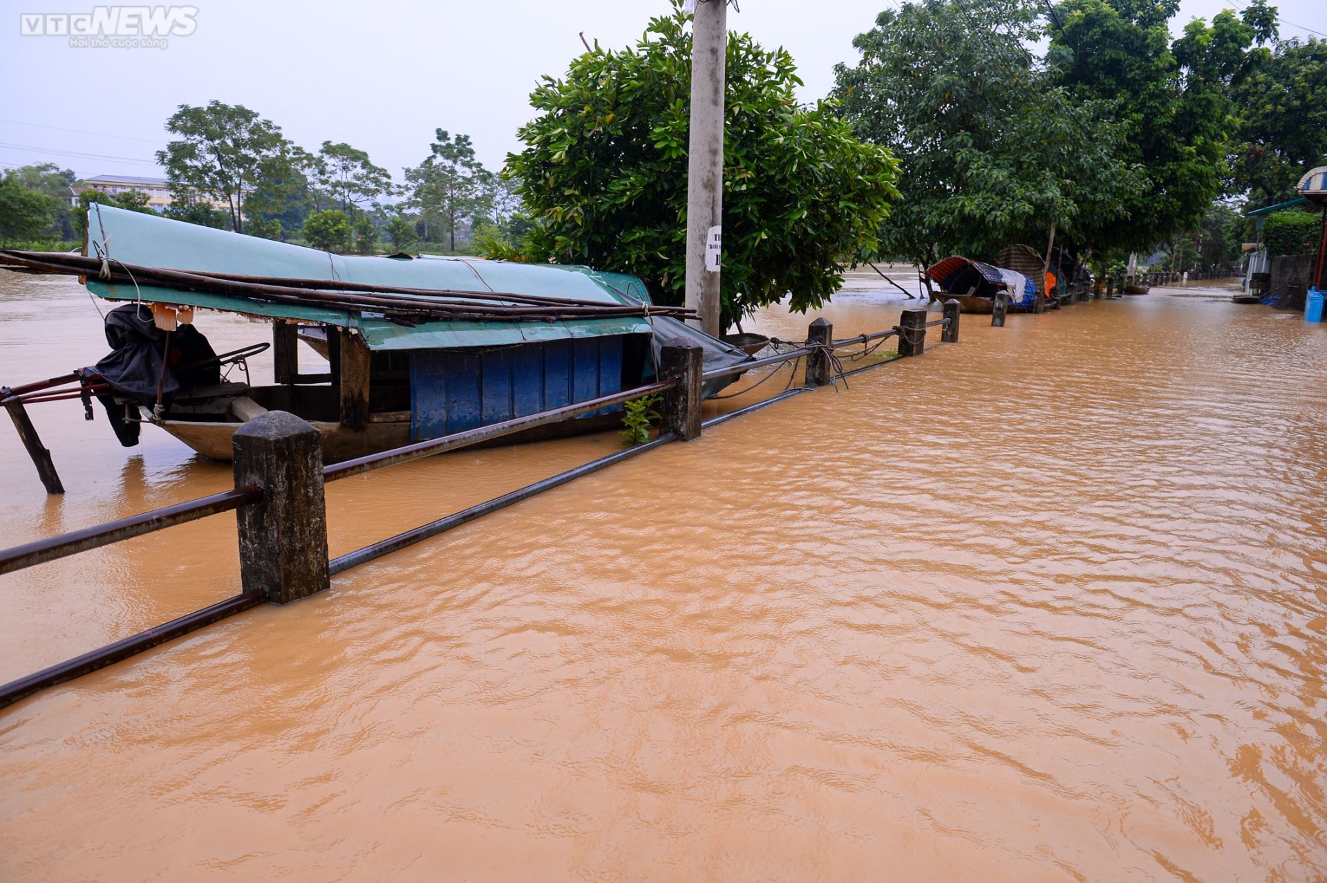 Ảnh: Xã ngoại thành ở Hà Nội cứ mưa là ngập, dân chèo thuyền trên đường làng - Ảnh 19.