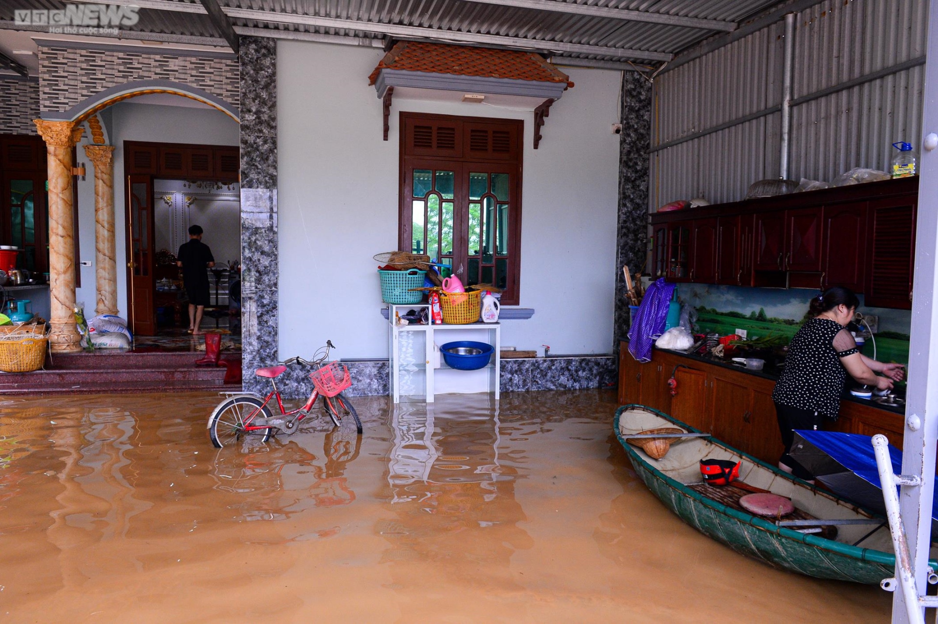 Ảnh: Xã ngoại thành ở Hà Nội cứ mưa là ngập, dân chèo thuyền trên đường làng - Ảnh 5.