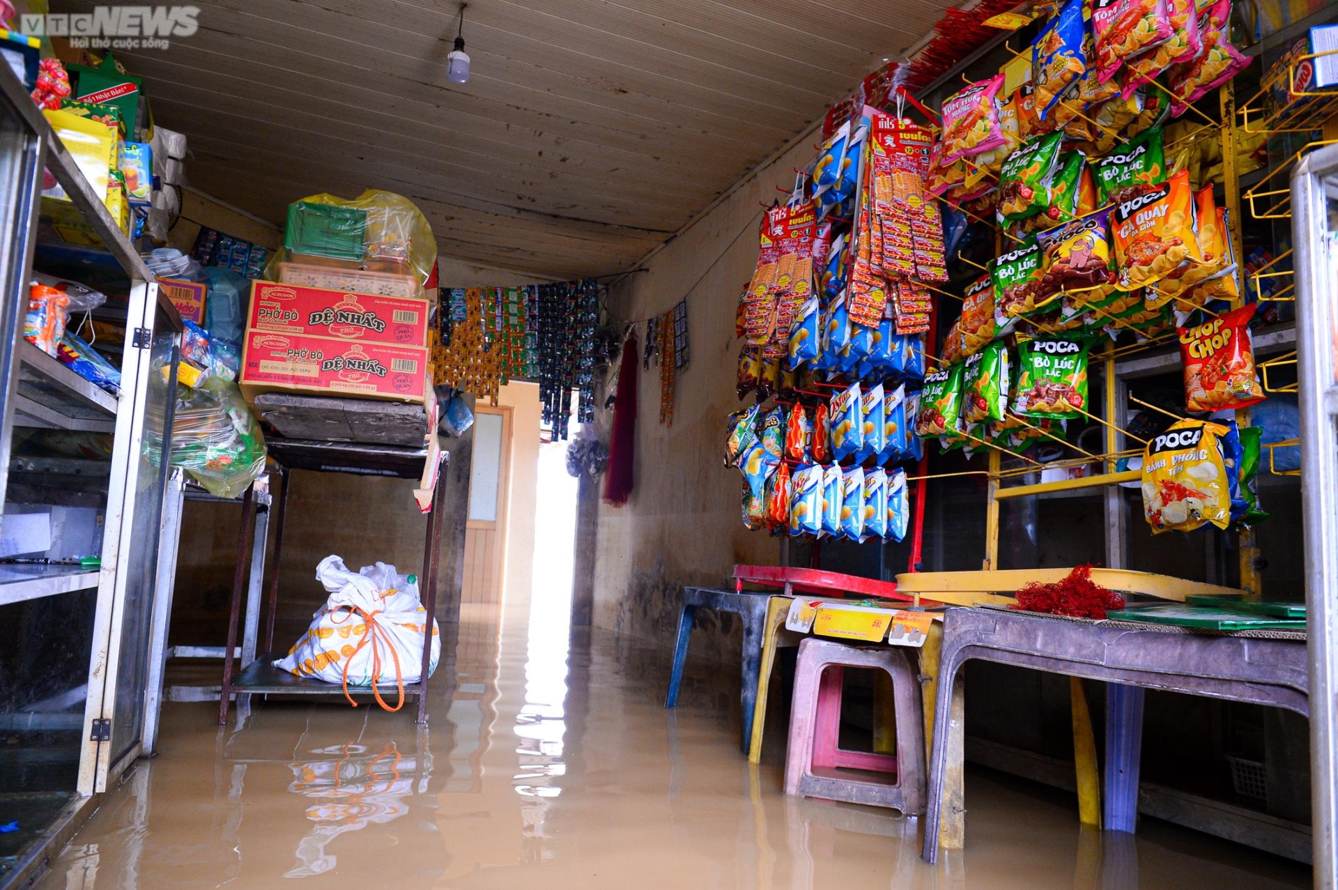 Ảnh: Xã ngoại thành ở Hà Nội cứ mưa là ngập, dân chèo thuyền trên đường làng - Ảnh 17.