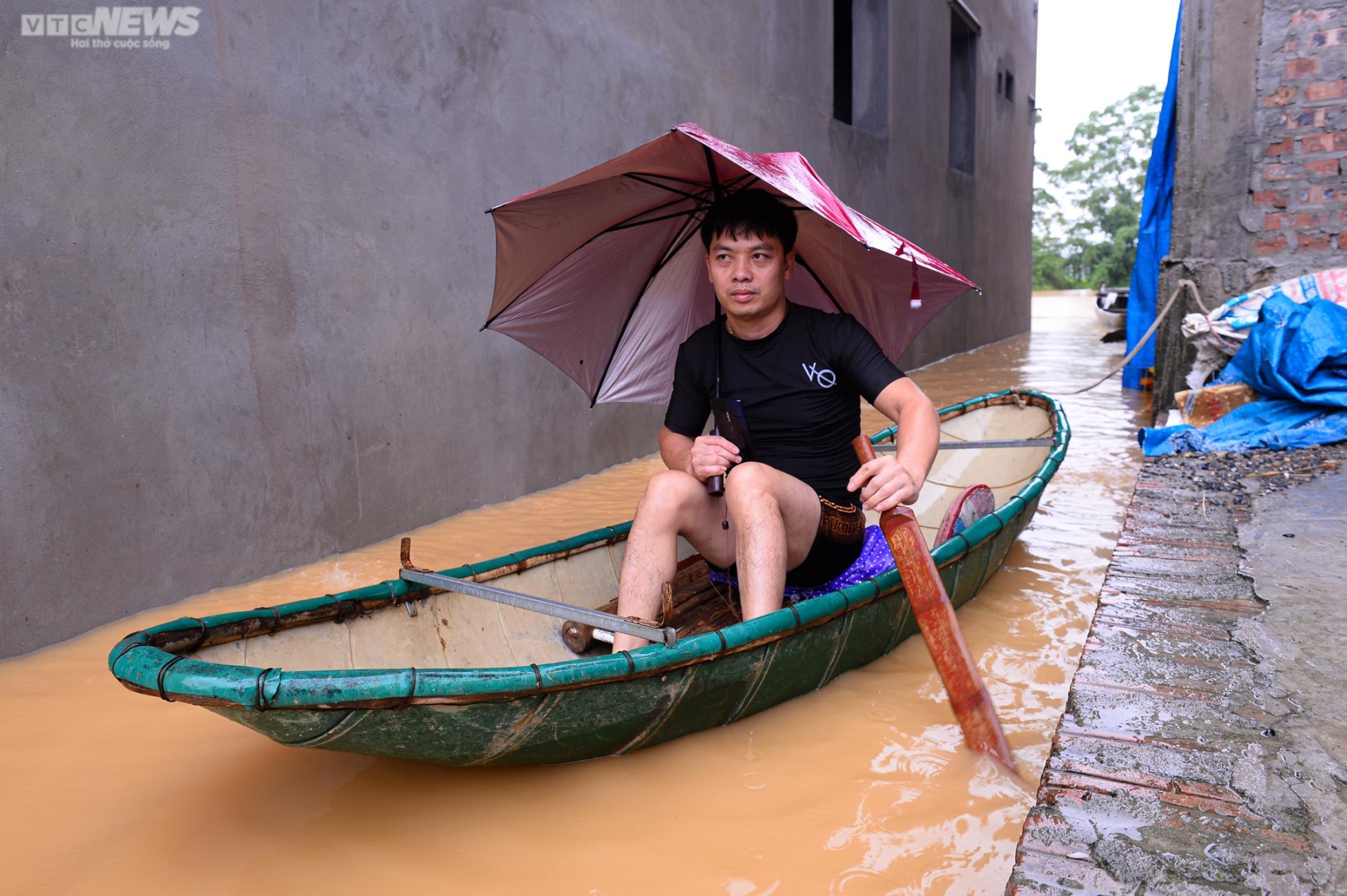 Ảnh: Xã ngoại thành ở Hà Nội cứ mưa là ngập, dân chèo thuyền trên đường làng - Ảnh 16.