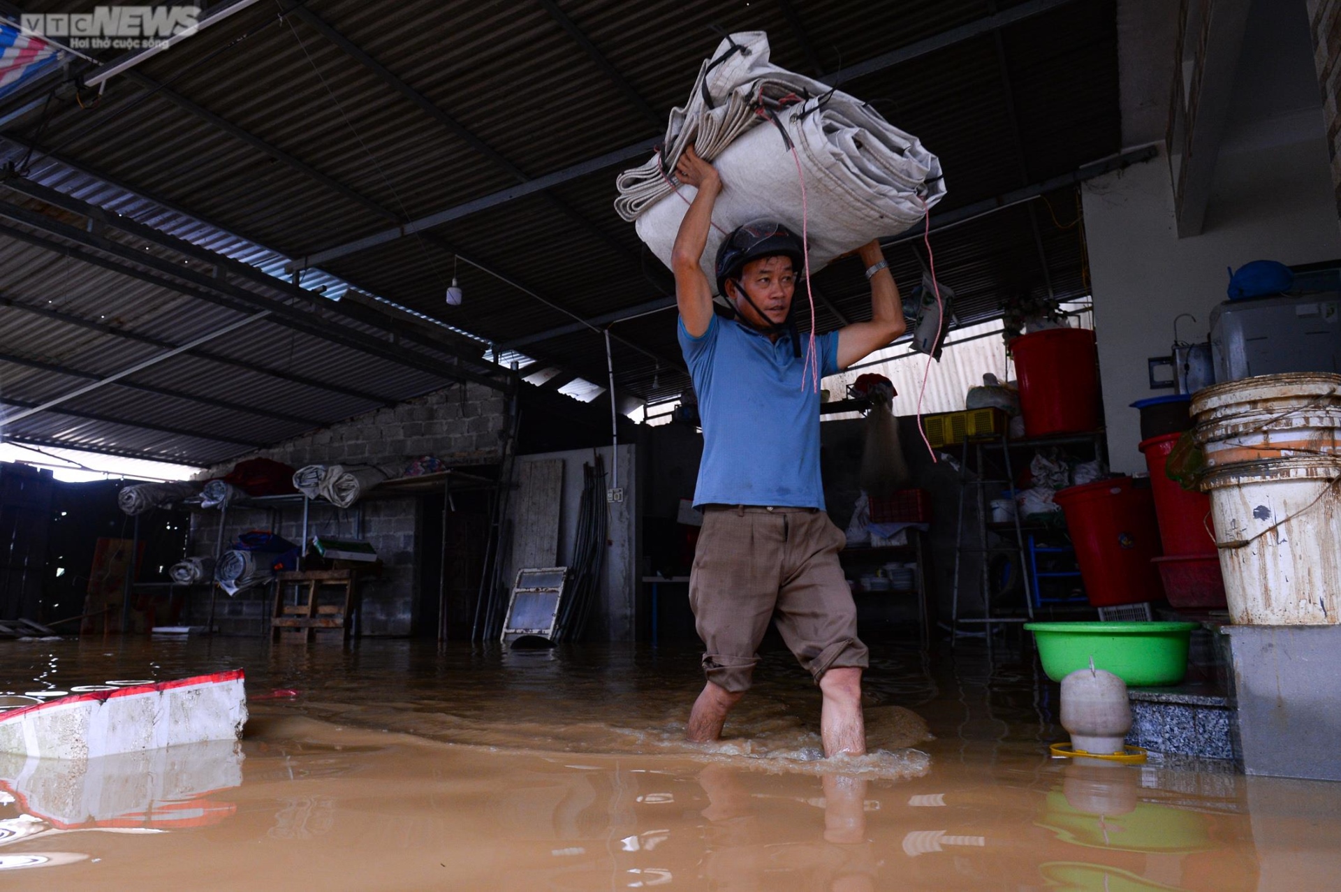 Ảnh: Xã ngoại thành ở Hà Nội cứ mưa là ngập, dân chèo thuyền trên đường làng - Ảnh 9.