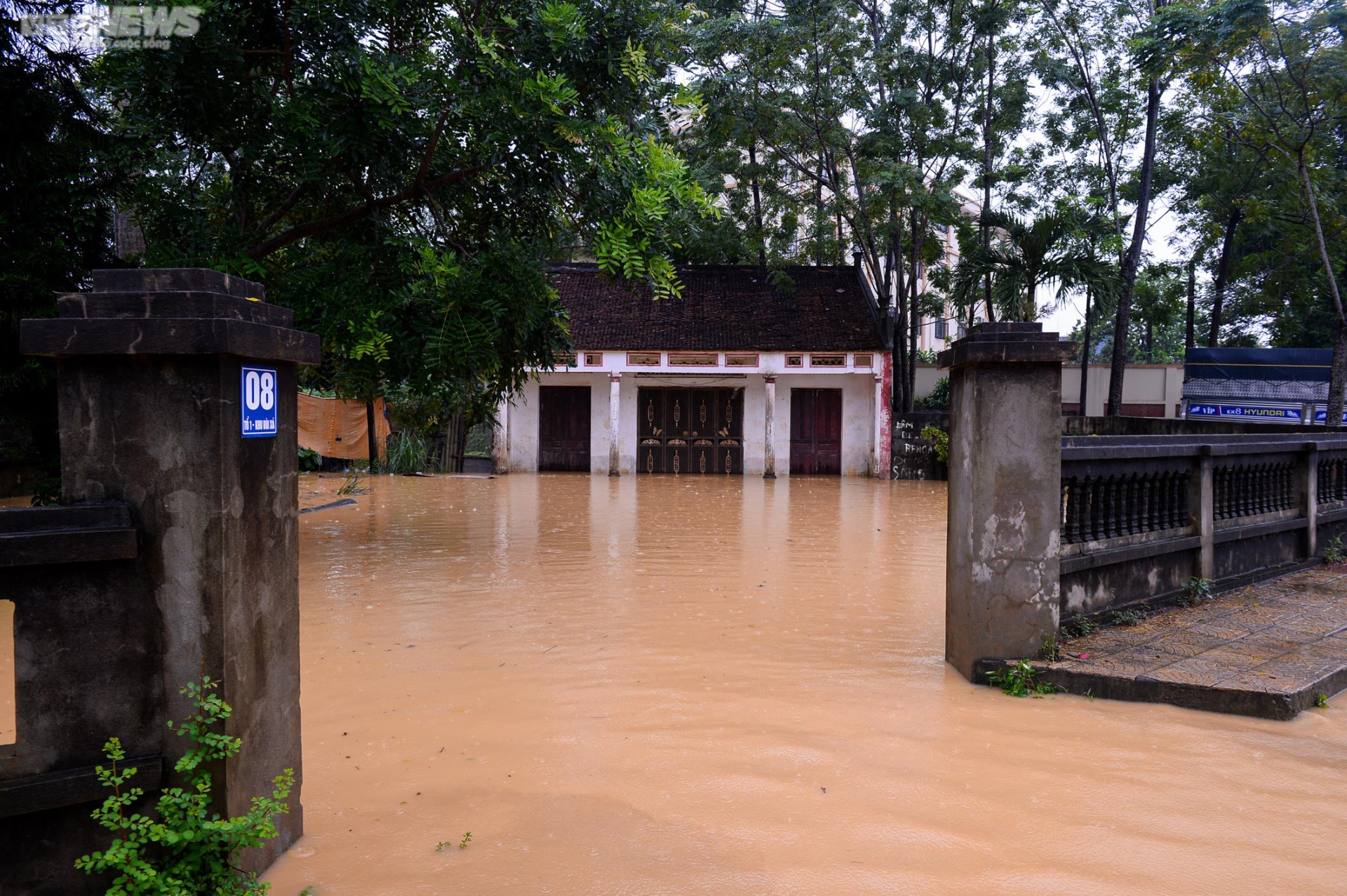 Ảnh: Xã ngoại thành ở Hà Nội cứ mưa là ngập, dân chèo thuyền trên đường làng - Ảnh 4.