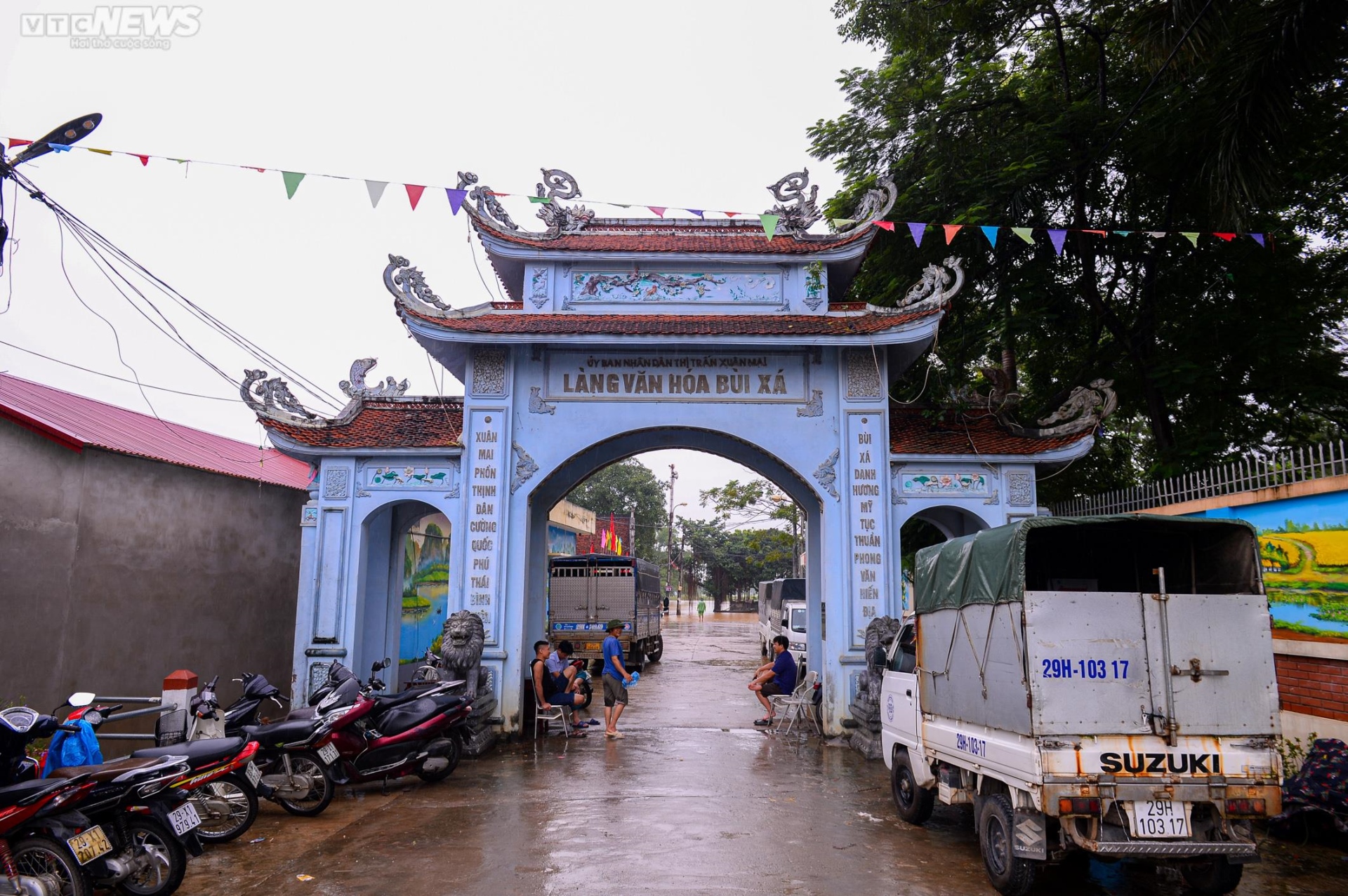 Ảnh: Xã ngoại thành ở Hà Nội cứ mưa là ngập, dân chèo thuyền trên đường làng - Ảnh 1.