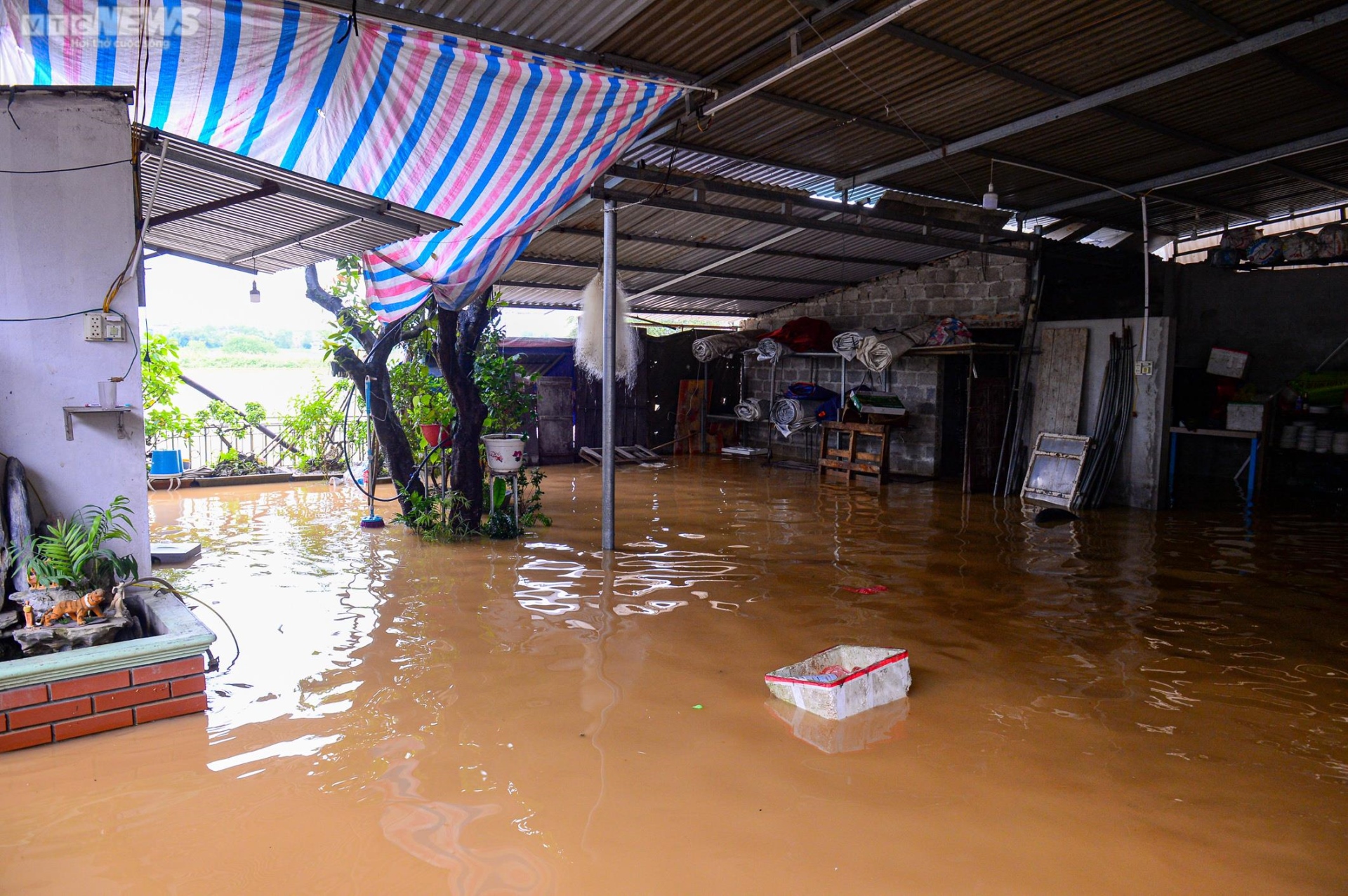 Ảnh: Xã ngoại thành ở Hà Nội cứ mưa là ngập, dân chèo thuyền trên đường làng - Ảnh 3.