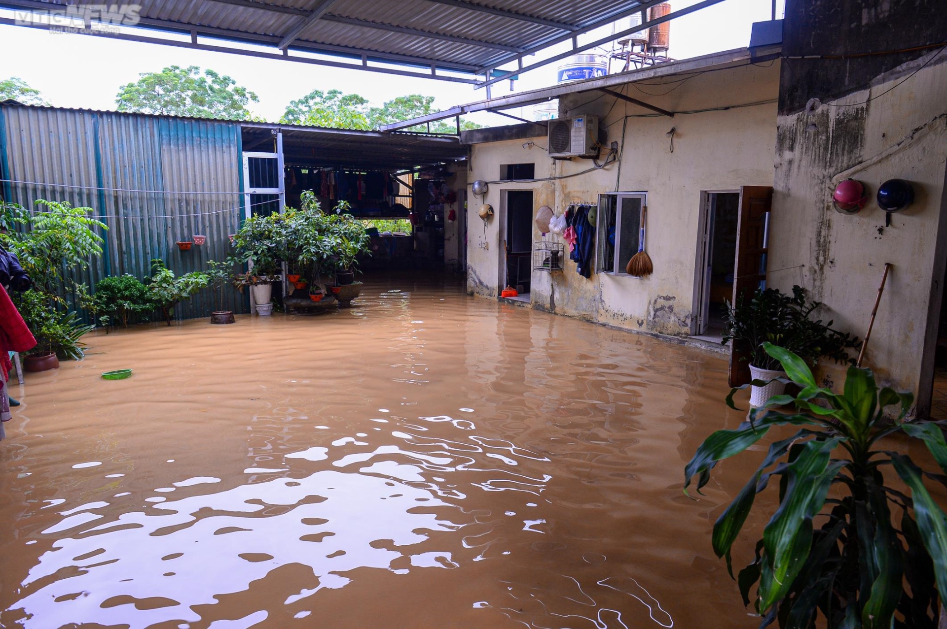 Ảnh: Xã ngoại thành ở Hà Nội cứ mưa là ngập, dân chèo thuyền trên đường làng - Ảnh 10.