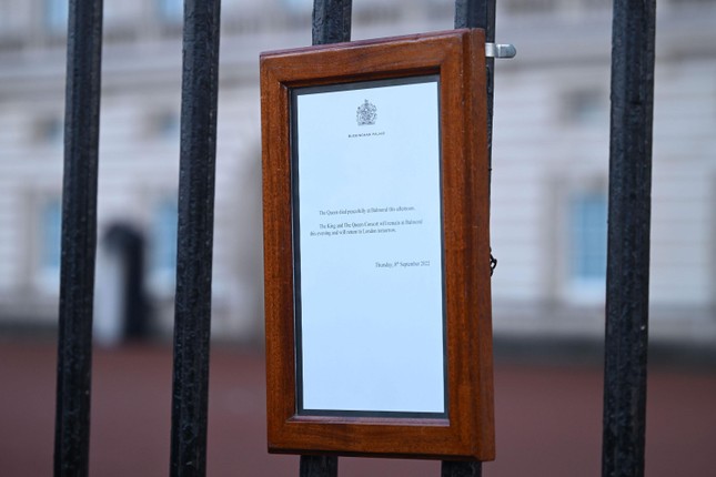 Người Anh rơi nước mắt tưởng nhớ Nữ hoàng Elizabeth II, cầu vồng xuất hiện trên Lâu đài Windsor - Ảnh 1.