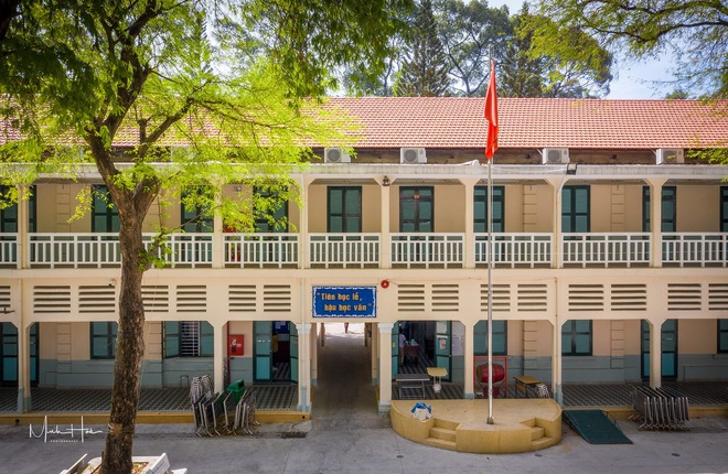 Ngôi trường cấp 3 'nhiều tuổi' nhất Việt Nam: Kiến trúc cổ điển đẹp như châu Âu, dàn cựu học sinh toàn tên nổi tiếng - Ảnh 3.