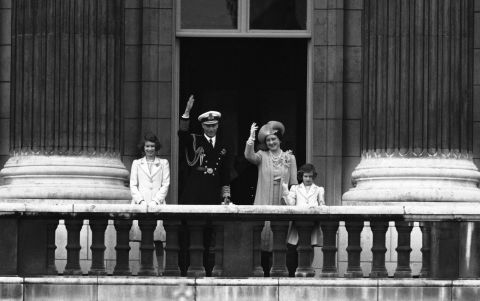 Nữ hoàng Anh Elizabeth II vừa tạ thế ở tuổi 96: Nhìn lại cuộc đời lừng lẫy của bà qua ảnh - Ảnh 4.