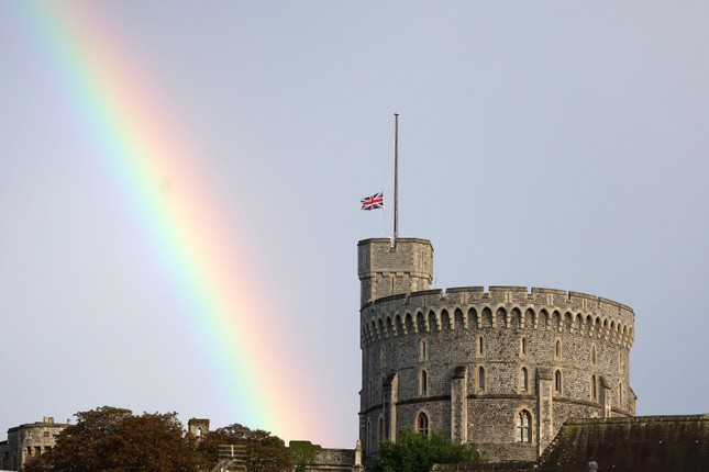 Người Anh rơi nước mắt tưởng nhớ Nữ hoàng Elizabeth II, cầu vồng xuất hiện trên Lâu đài Windsor - Ảnh 7.