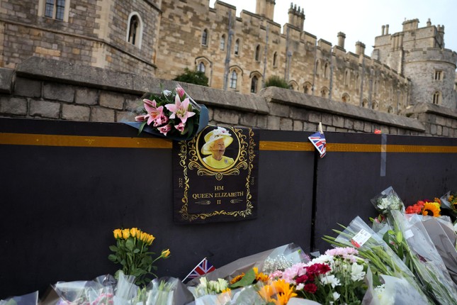 Người Anh rơi nước mắt tưởng nhớ Nữ hoàng Elizabeth II, cầu vồng xuất hiện trên Lâu đài Windsor - Ảnh 8.