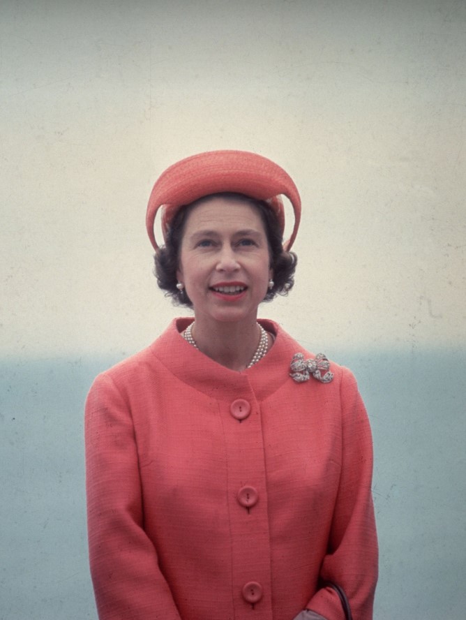 Bí mật đằng sau gu thời trang của Nữ hoàng Anh trong 70 năm trị vì: Dùng trang phục để thể hiện quyền lực - Ảnh 5.