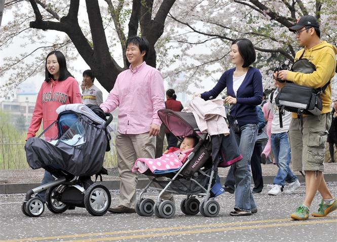 Hàn Quốc lên kế hoạch cho người lao động nghỉ nuôi con trong 18 tháng - Ảnh 1.