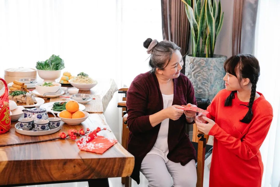 Người trẻ 'rỗng túi' khi về quê đón Tết: Quà cáp tiền triệu, cắn răng phát bao lì xì - Ảnh 3. Người trẻ 'rỗng túi' khi về quê đón Tết: Quà cáp tiền triệu, cắn răng phát bao lì xì - Ảnh 3.