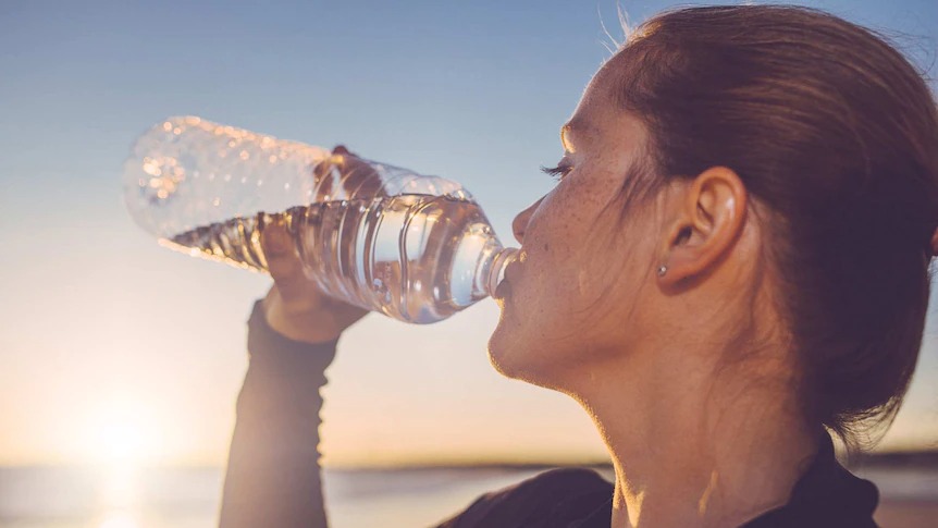 Bạn có thể tử vong vì uống quá nhiều nước? Đây là giải đáp từ các chuyên gia - Ảnh 4.