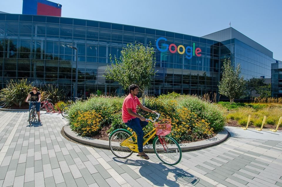 'Độc lạ Google': Cả làng công nghệ thi nhau sa thải, riêng mình vẫn ‘im hơi lặng tiếng’ - Ảnh 1.