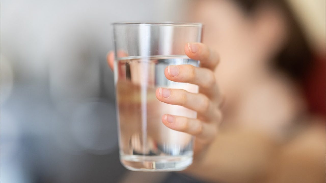 Bạn có thể tử vong vì uống quá nhiều nước? Đây là giải đáp từ các chuyên gia - Ảnh 5.
