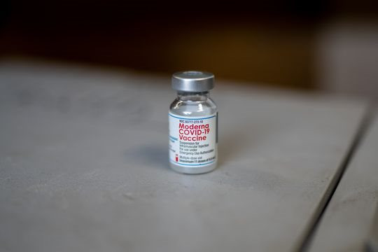 Người Mỹ sắp phải mua vaccine Covid-19 Moderna với giá 130 USD/liều - Ảnh 1.