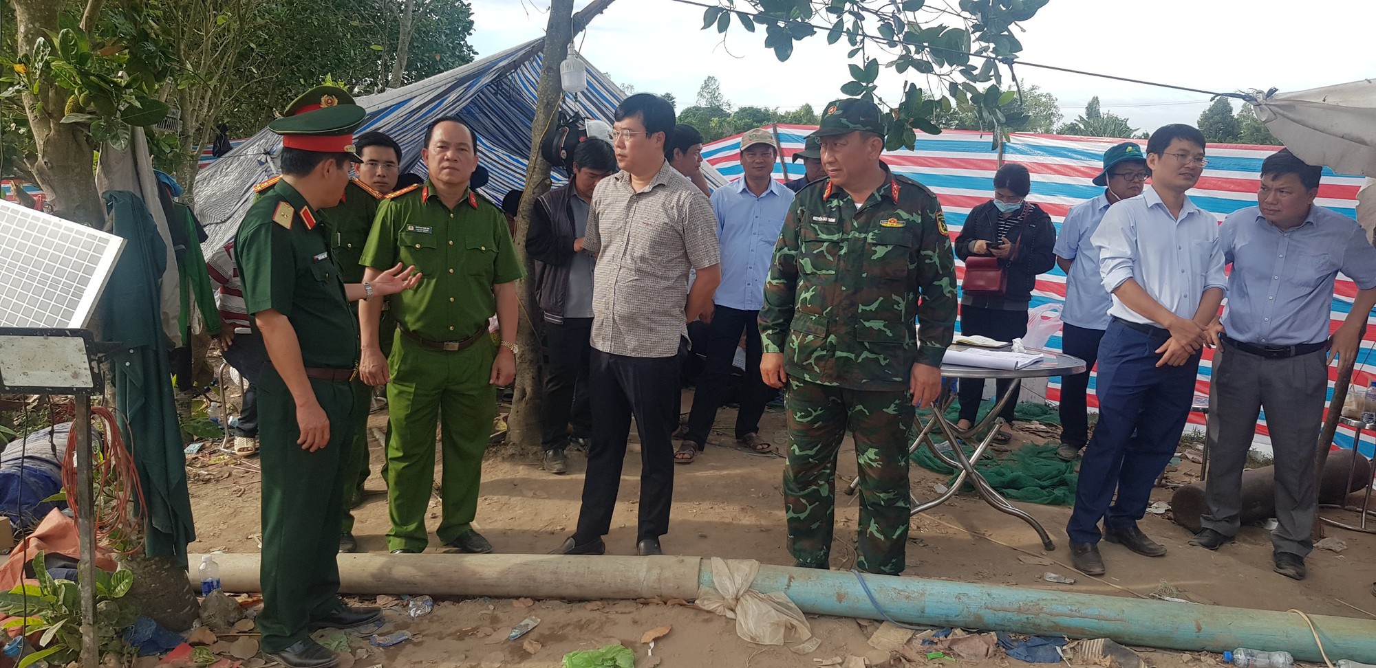 CHÙM ẢNH: 11 ngày đêm nỗ lực đưa bé trai lọt vào trụ bê-tông ở Đồng Tháp lên mặt đất - Ảnh 7.