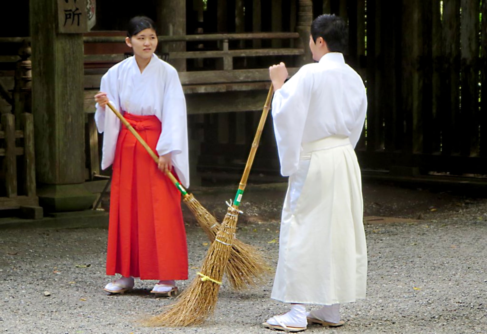 Lịch sử lâu đời về thói quen dọn dẹp của người Nhật: Khi lau chùi tựa như một nghi thức tẩy uế, tránh vận rủi - Ảnh 4.
