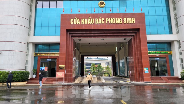 Lý do cửa khẩu Bắc Phong Sinh vắng ngắt khi thông thương biên giới Việt - Trung - Ảnh 1.