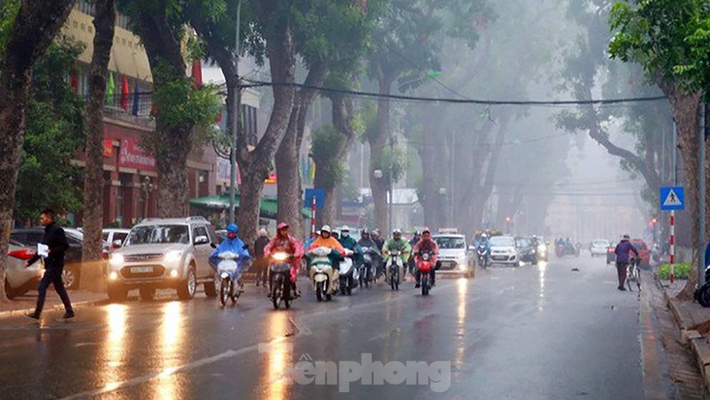 Người Hà Nội 'không mưa cũng phải mặc áo mưa' khổ sở đi làm, đi học - Ảnh 1.