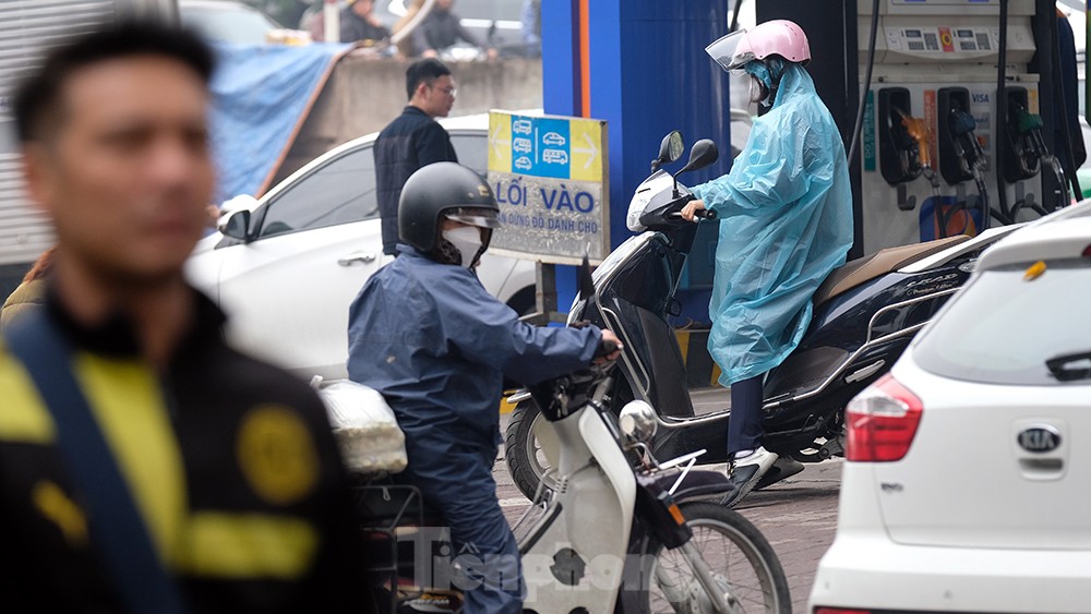 Người Hà Nội 'không mưa cũng phải mặc áo mưa' khổ sở đi làm, đi học - Ảnh 5.