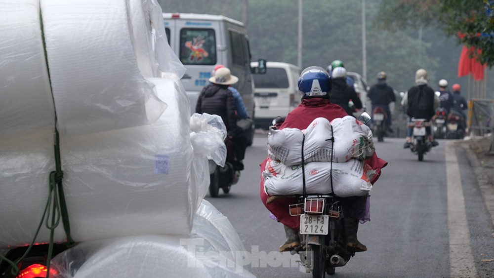 Người Hà Nội 'không mưa cũng phải mặc áo mưa' khổ sở đi làm, đi học - Ảnh 7.