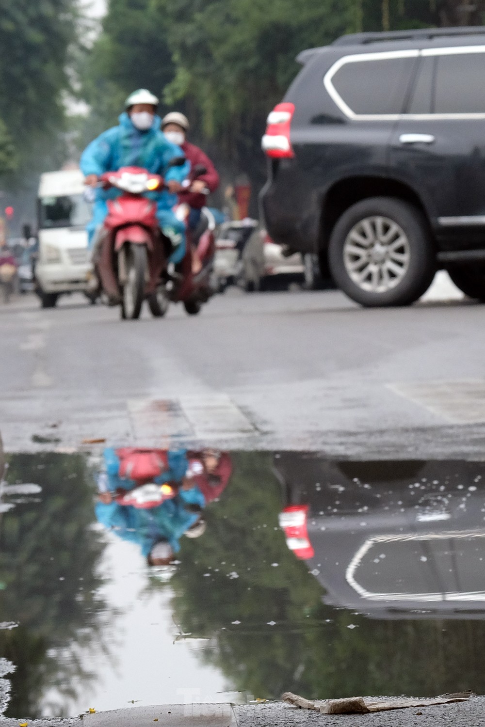 Người Hà Nội 'không mưa cũng phải mặc áo mưa' khổ sở đi làm, đi học - Ảnh 9.