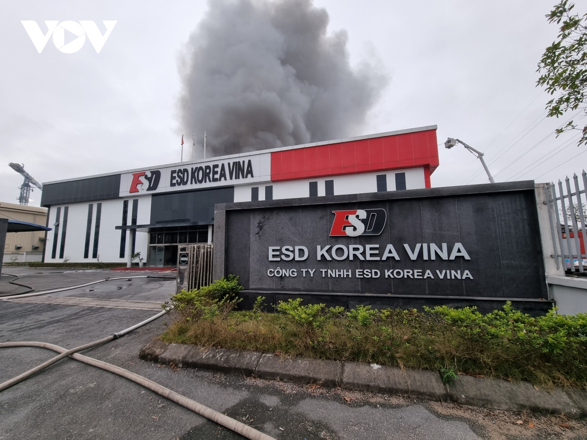 Cháy lớn tại công ty sản xuất linh kiện điện tử ở Bắc Ninh - Ảnh 1.